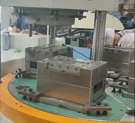 三站立式轉(zhuǎn)盤注塑機 三站立式轉(zhuǎn)盤注塑機